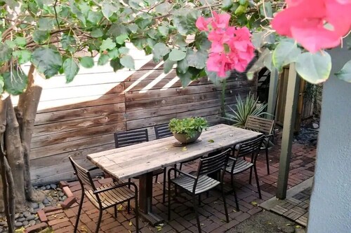 North Hollywood Arts Districts Whole House with Patio + Pets Stay Free