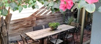 North Hollywood Arts Districts Whole House with Patio + Pets Stay Free