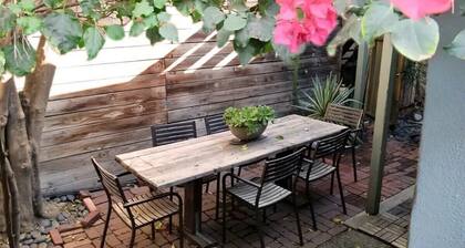 North Hollywood Arts Districts Whole House with Patio + Pets Stay Free
