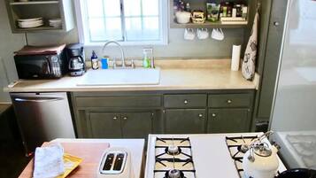 Een magnetron, een oven, een kookplaat, een vaatwasser