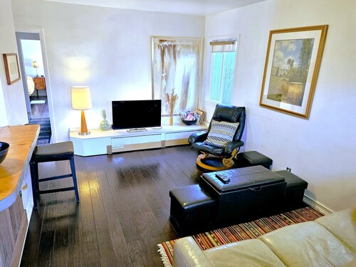 North Hollywood Arts Districts Whole House with Patio + Pets Stay Free