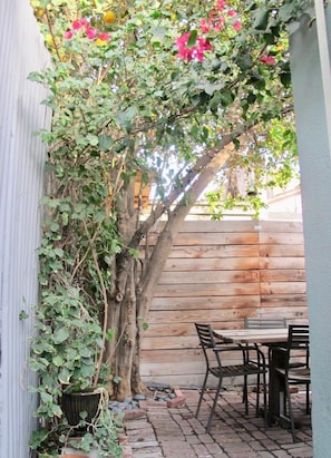 Outdoor dining - North Hollywood Arts Districts Whole House with Patio + Pets Stay Free (Los Angeles)