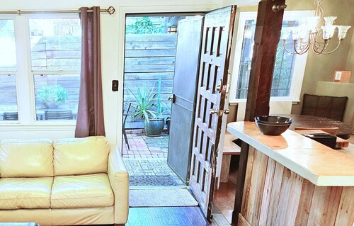 North Hollywood Arts Districts Whole House with Patio + Pets Stay Free