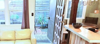 North Hollywood Arts Districts Whole House with Patio + Pets Stay Free