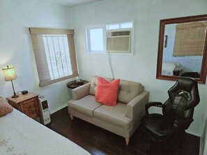 2 bedrooms, iron/ironing board, internet, bed sheets