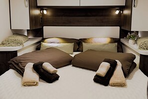 1 bedroom, bed sheets - Lodge Camper Monschau – Nature and Old Town within walking distance (Monschau)