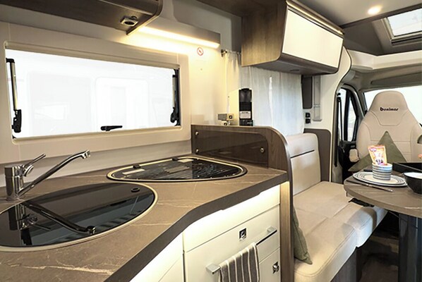 Refrigerador, parrilla de estufa y utensilios de cocina 