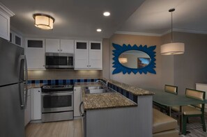 Frigorífico, microondas, horno y placa de cocina