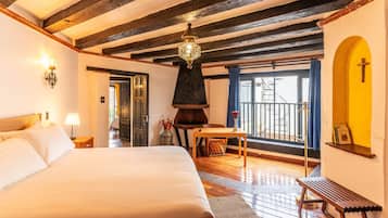 5 bedrooms, iron/ironing board, WiFi, bed sheets