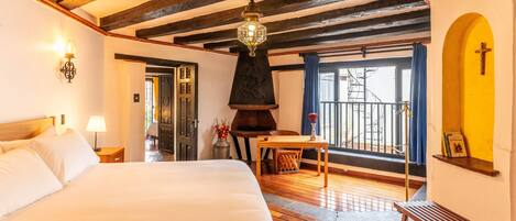 5 bedrooms, iron/ironing board, WiFi, bed sheets