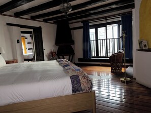 5 bedrooms, iron/ironing board, WiFi, bed sheets