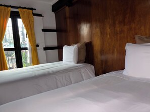 5 bedrooms, iron/ironing board, WiFi, bed sheets