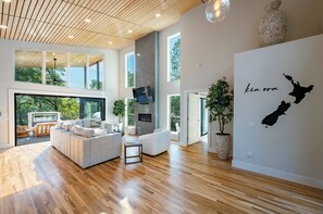 TV connectée, cheminée, jeux vidéo