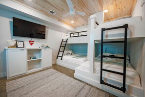 4 makuuhuonetta, silitysrauta/-lauta, ilmainen Wi-Fi, vuodevaatteet