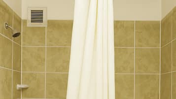 Tina con regadera, toallas, jabón, shampoo