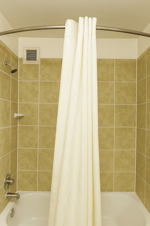 Combined shower/tub, towels, soap, shampoo. COUNTRY HOST INN