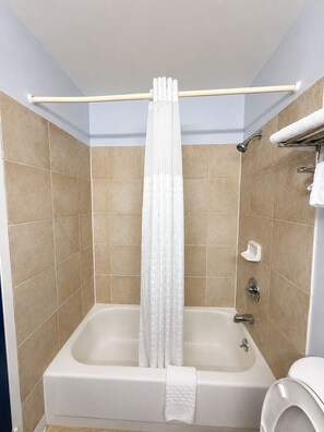 Combined shower/tub, towels, soap, shampoo - COUNTRY HOST INN (Franklin)