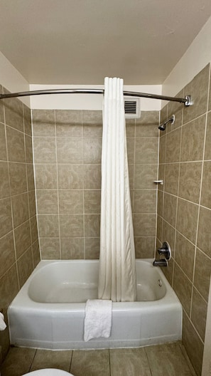 Ducha y bañera combinadas, toallas, jabón y champú