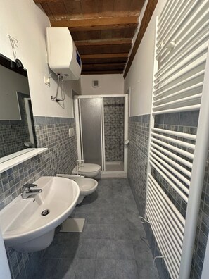 Douche, sèche-cheveux, bidet, serviettes fournies