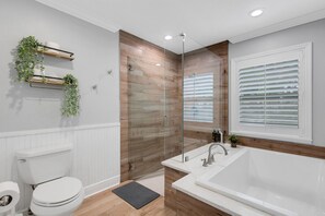 Shower, jetted bath, hair dryer, towels