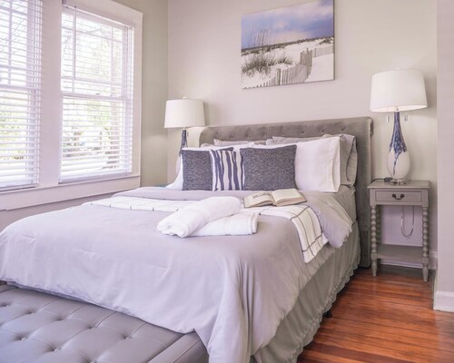 Stylish Downtown Greenville Apartment
1 Block Off Main Street