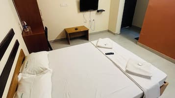 Standard Room | Desk, laptop workspace, iron/ironing board, free WiFi