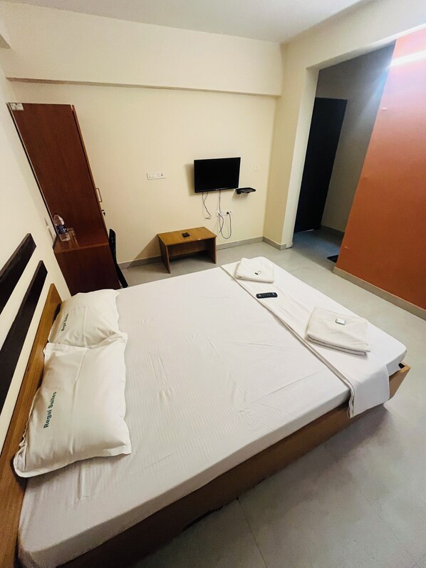 Standard Room | Desk, laptop workspace, iron/ironing board, free WiFi