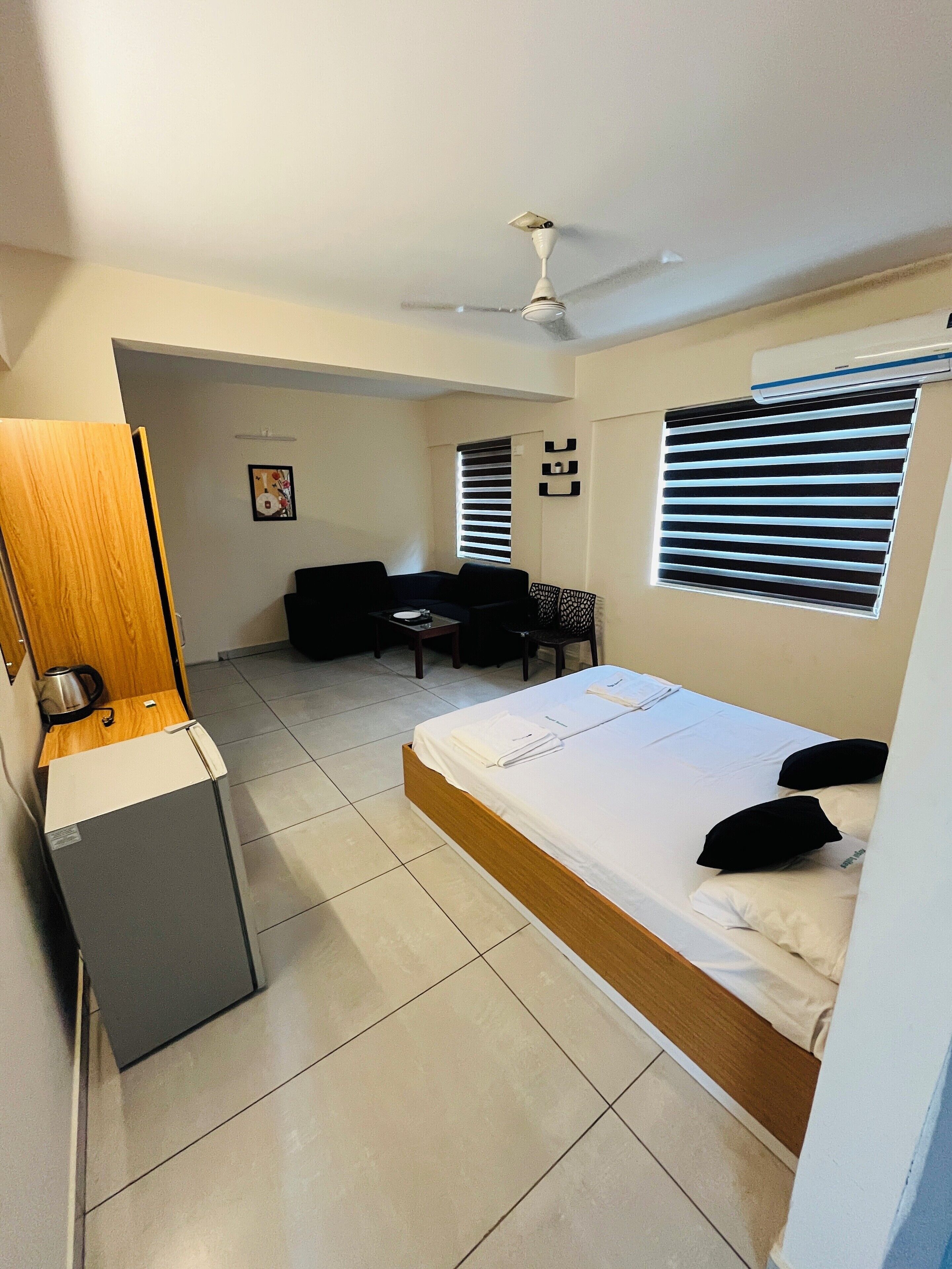 Deluxe Room | Desk, laptop workspace, iron/ironing board, free WiFi