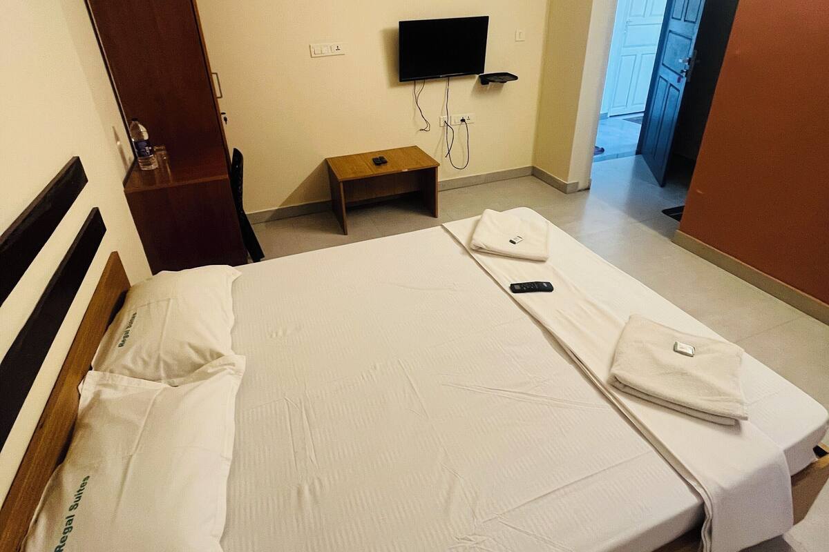Standard Room | Desk, laptop workspace, iron/ironing board (on request), WiFi (free)