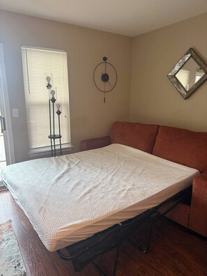 2 bedrooms, internet, bed sheets