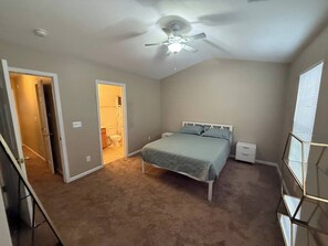 2 عدّة غرف نوم وخدمة الإ�نترنت وملاءات أسرّة