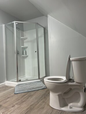 Een haardroger, handdoeken, zeep, toiletpapier