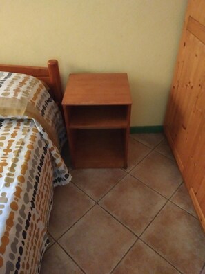 1 bedroom, bed sheets