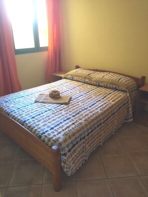 1 bedroom, bed sheets