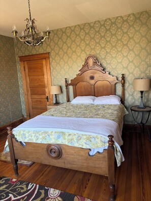 3 bedrooms, iron/ironing board, WiFi, bed sheets - Stay in the Heart of Bourbon Country • Tranquil Farmhouse Estate (Bloomfield)