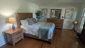 5 bedrooms, iron/ironing board, Internet, bed sheets