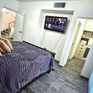 3 室のベッドルーム、デスク、アイロン / アイロン台、旅行用ベビーベッド