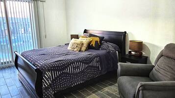 3 Schlafzimmer, Schreibtisch, Bügeleisen/Bügelbrett, Reisekinderbett
