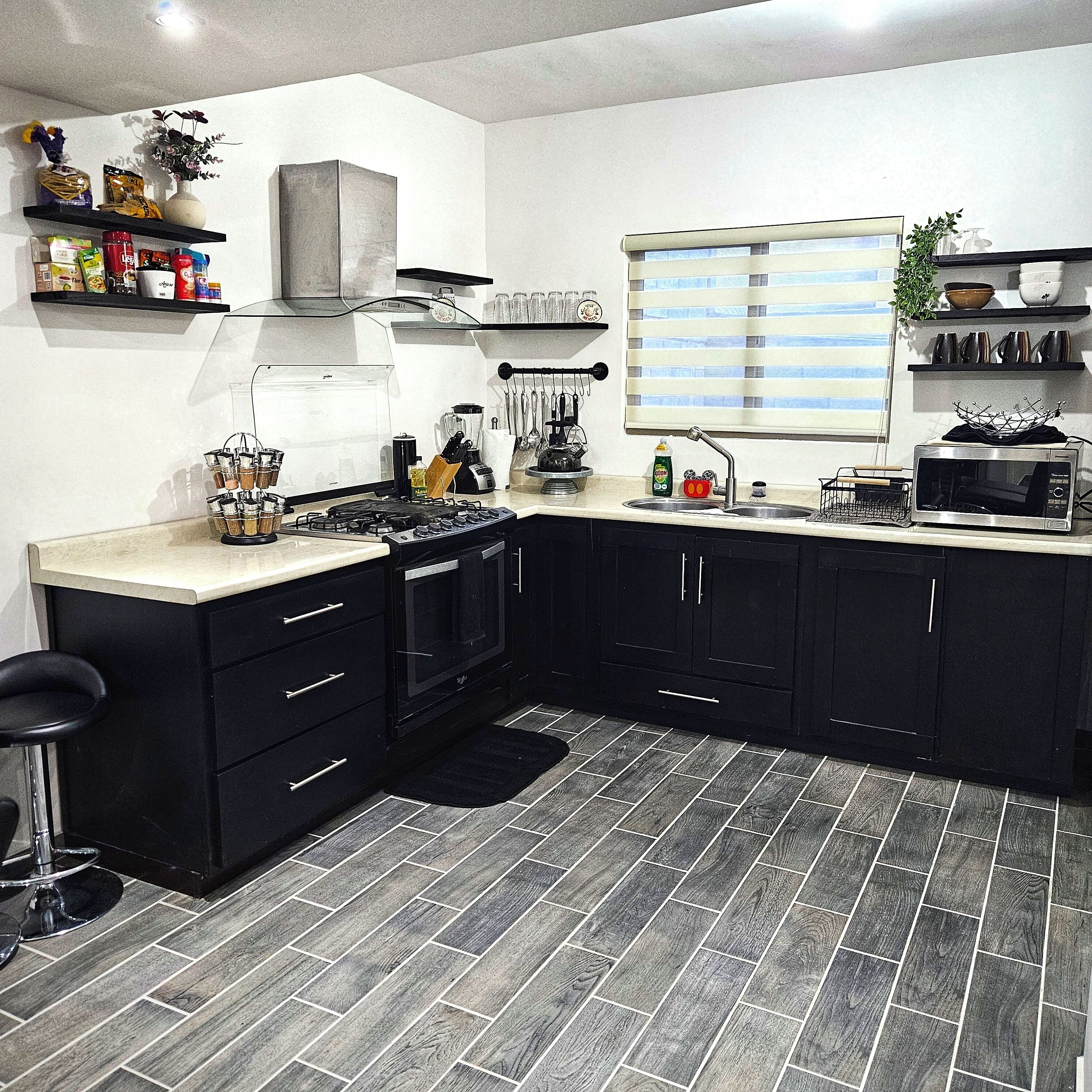 Køleskab, mikrobølgeovn, ovn, elkedel