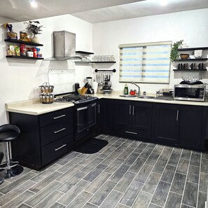 Refrigerador, microondas, horno y tetera eléctrica