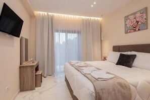 4 bedrooms, iron/ironing board, WiFi, bed sheets