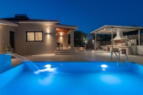 Xenessa Elegant Villa, 4-Bedroom Private Pool Retreat