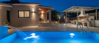 Xenessa Elegant Villa, 4-Bedroom Private Pool Retreat