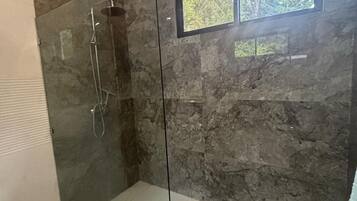 Douche, serviettes fournies, savon, papier toilette