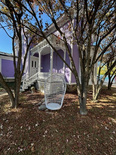 LOCATION! LOCATION! LOCATION!
Welcome to The Purple House!