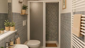 Douche, sĂšche-cheveux, bidet, serviettes fournies