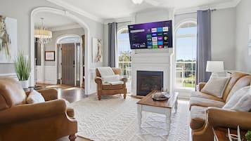 Televisión y chimenea