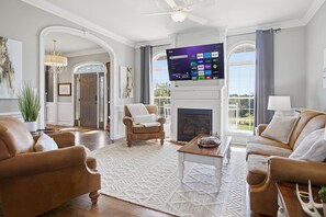 Televisión y chimenea 