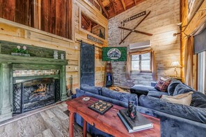 Smart TV, fireplace, books - Rowdy Bear Retreat | Mountain Views, Fireplace, Hot Tub, Perfect for Families (Ruidoso)