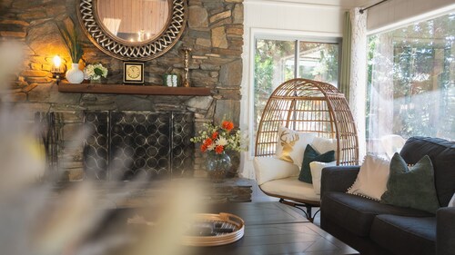 Family Pet Friendly A-frame Cabin AC + Heat + Hot Tub + Playground + Game Room